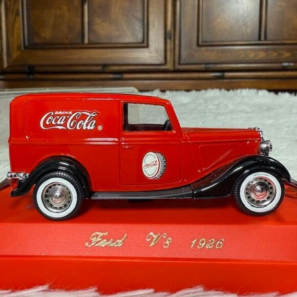 Vintage Coca-Cola Red and Black Metal 1936 Ford V8 in Case Made in France - Picture 4 of 15